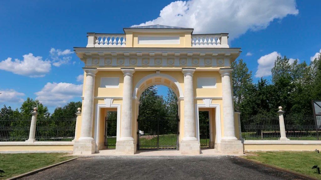 В усадьбе Гребнево завершилась полная реставрация триумфальной арки!